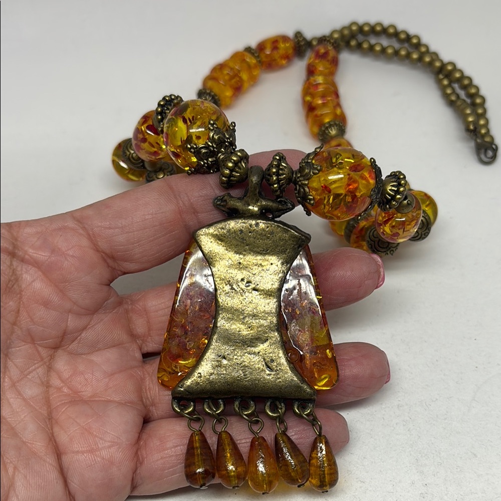 Incredible statement necklace with faux amber beads - Picture 7 of 15
